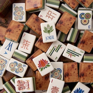 Anpassningsbart namn - Lyxigt amerikanskt Mahjong-set i Burl Wood, 4-lagers akryl, reptålig, 160 plattor, vintage-arv, spelkvällspresent