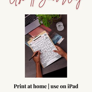 Pode incluir: Uma pessoa segura uma prancheta com uma cartela de bingo com o texto "Romance Tropes Bingo" e a marca com uma caneta. A imagem tamb&eacute;m inclui o texto "Use It Your Way", "Print at home | use on iPad", e "Reuse again & again".