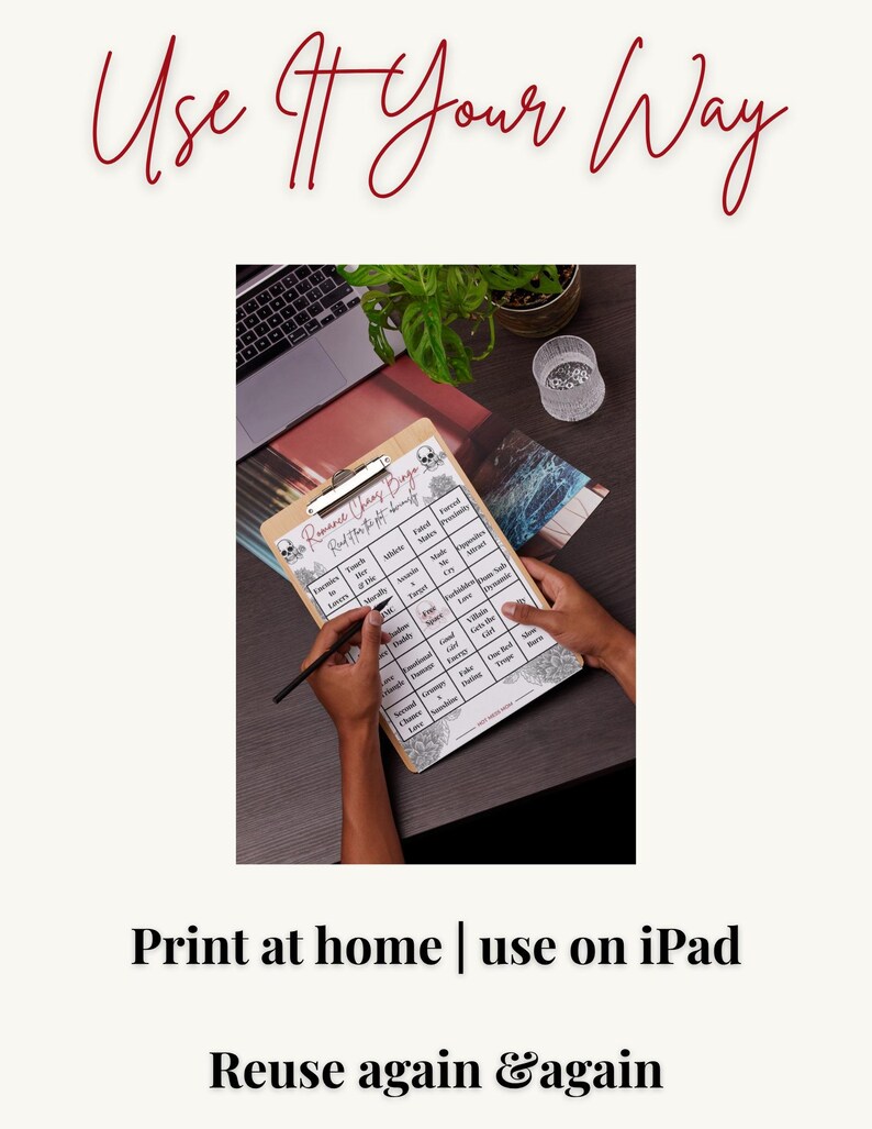 Pode incluir: Uma pessoa segura uma prancheta com uma cartela de bingo com o texto "Romance Tropes Bingo" e a marca com uma caneta. A imagem tamb&eacute;m inclui o texto "Use It Your Way", "Print at home | use on iPad", e "Reuse again & again".