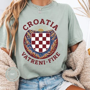 Kroatien Fußballfan T-Shirt, Vintage WM 2026 Grafik-T-Shirt, Unisex, Kroatien Checker Shield Vatreni Fire T-Shirt, Kroatisches Wappen-T-Shirt Bild 1