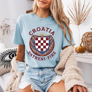 Kroatien Fußballfan T-Shirt, Vintage WM 2026 Grafik-T-Shirt, Unisex, Kroatien Checker Shield Vatreni Fire T-Shirt, Kroatisches Wappen-T-Shirt Bild 5