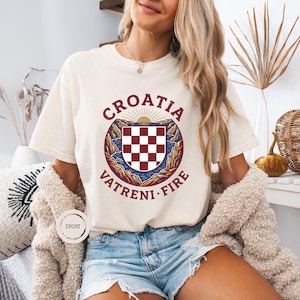 Kroatien Fußballfan T-Shirt, Vintage WM 2026 Grafik-T-Shirt, Unisex, Kroatien Checker Shield Vatreni Fire T-Shirt, Kroatisches Wappen-T-Shirt Bild 2