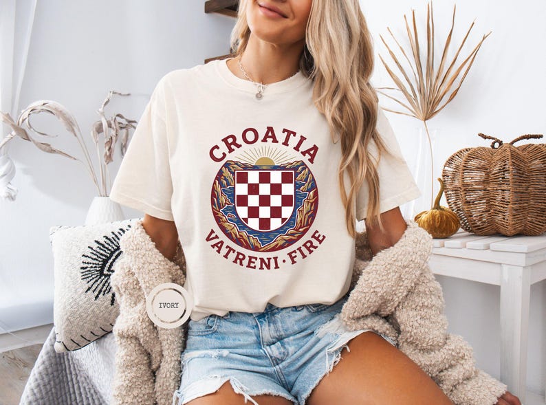 Kroatien Fußballfan T-Shirt, Vintage WM 2026 Grafik-T-Shirt, Unisex, Kroatien Checker Shield Vatreni Fire T-Shirt, Kroatisches Wappen-T-Shirt Bild 2