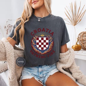 Kroatien Fußballfan T-Shirt, Vintage WM 2026 Grafik-T-Shirt, Unisex, Kroatien Checker Shield Vatreni Fire T-Shirt, Kroatisches Wappen-T-Shirt Bild 3
