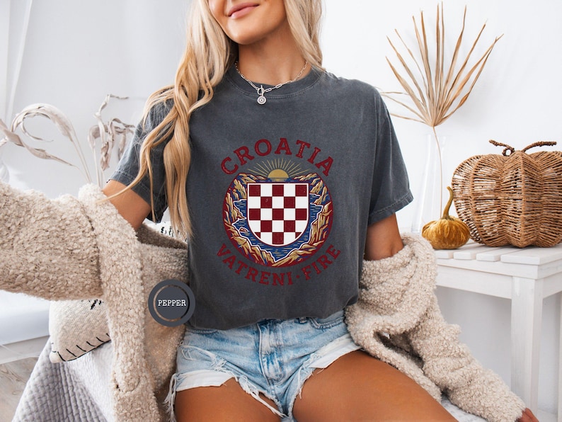 Kroatien Fußballfan T-Shirt, Vintage WM 2026 Grafik-T-Shirt, Unisex, Kroatien Checker Shield Vatreni Fire T-Shirt, Kroatisches Wappen-T-Shirt Bild 3