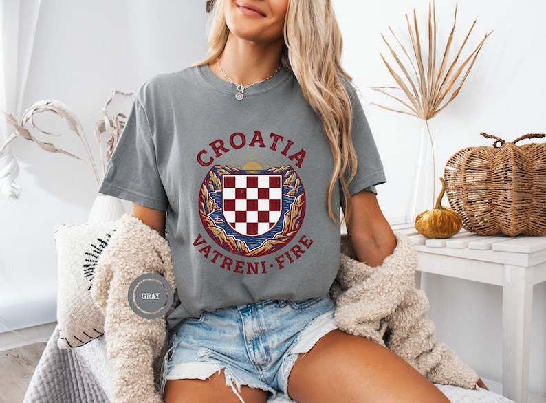 Kroatien Fußballfan T-Shirt, Vintage WM 2026 Grafik-T-Shirt, Unisex, Kroatien Checker Shield Vatreni Fire T-Shirt, Kroatisches Wappen-T-Shirt Bild 4