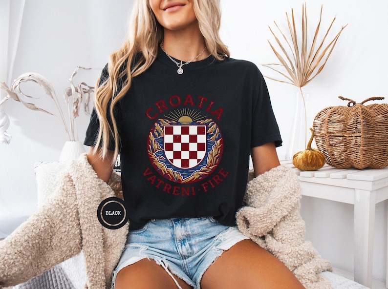 Kroatien Fußballfan T-Shirt, Vintage WM 2026 Grafik-T-Shirt, Unisex, Kroatien Checker Shield Vatreni Fire T-Shirt, Kroatisches Wappen-T-Shirt Bild 6