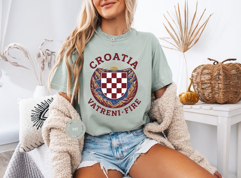 Kroatien Fußballfan T-Shirt, Vintage WM 2026 Grafik-T-Shirt, Unisex, Kroatien Checker Shield Vatreni Fire T-Shirt, Kroatisches Wappen-T-Shirt Bild 1