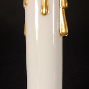 Op de afbeelding: Set van drie keramische mokken met een gespikkelde, crèmekleurige glazuur. Elke mok heeft een handgeschilderd bloemmotief in blauw, groen en geel. De mokken hebben een eenvoudige, moderne vorm.