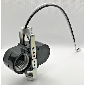 Könnte beinhalten: Eine schwarze Lampenfassung aus Kunststoff mit einer metallischen Montagehalterung und einem schwarz-weißen Stromkabel. Das Gehäuse der Fassung ist mit dem Text 660W 250V geprägt und hat ein Gewinde für ein Standard-Leuchtmittel.