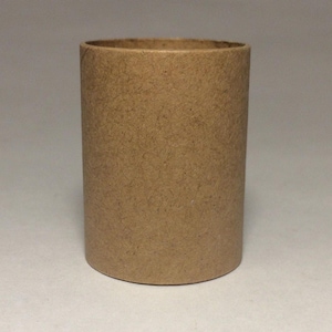 Puede incluir: Un letrero de madera rústica con el texto "Welcome to our home" en letras blancas. El letrero presenta un acabado envejecido y un diseño simple y acogedor, perfecto para un porche o entrada.