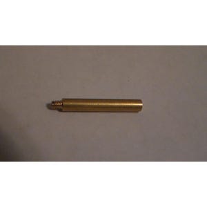 Puede incluir: Una varilla cilíndrica de latón con una superficie lisa y pulida y un extremo metálico roscado. El componente es recto y de forma uniforme, mostrando un acabado en tono dorado metálico en toda su longitud, con rosca visible en un extremo.