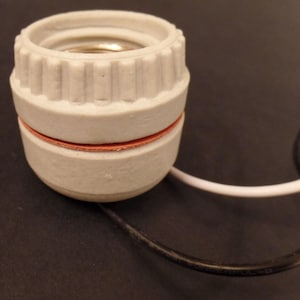 Receptáculo de porcelana de base mediana tipo anillo de 2 piezas con cables de 8" #118I