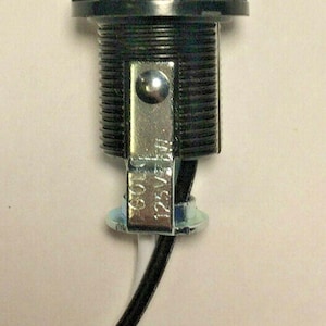 Puede incluir: Un juego de tres tazas de cerámica con un esmalte moteado de color crema. Cada taza presenta un diseño floral pintado a mano en tonos azules, verdes y amarillos. Las tazas tienen una forma simple y redondeada y un asa.