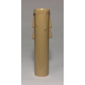 Op de afbeelding: Een cilindrische beige kaarshuls met een gegoten druppelontwerp aan de bovenrand. Het oppervlak is glad en heeft een uniforme kleur, wat het uiterlijk nabootst van was die langs de zijkanten van een traditionele taps toelopende kaars druipt.