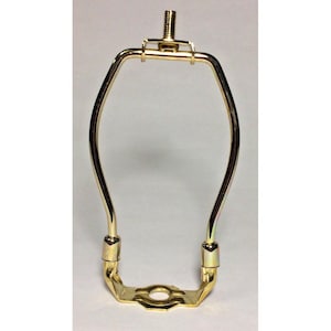 Könnte beinhalten: Ein goldfarbener Lampenbügel mit Gewinde oben und dekorativer Basis. Der Bügel dient zur Aufnahme eines Lampenschirms und besteht aus Metall.