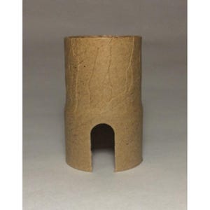 Puede incluir: Tubo de papel marrón con una abertura curva en la base. El papel tiene un aspecto texturizado, ligeramente arrugado. La parte superior del tubo está abierta, revelando el interior hueco. El diseño se asemeja a una pequeña torre.