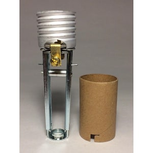Op de afbeelding: Een zilverkleurige lamphouder met een messing contact en een metalen frame. Een bruine kartonnen buis staat naast de houder. De lamphouder is ontworpen om een gloeilamp te bevatten. De items staan op een neutrale achtergrond.