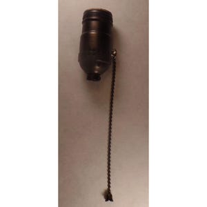 Peut inclure: Un support de lampe marron foncé avec une chaîne de traction. Le support a une forme cylindrique avec un intérieur fileté pour une ampoule. La chaîne de traction est une chaîne métallique torsadée marron foncé avec une tirette décorative.