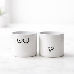 Può includere: Un cartello in legno rustico bianco con la scritta "Welcome" in stile scritto a mano. Un piccolo cuore decorativo è attaccato in basso. Lo sfondo è un'immagine sfocata di una superficie in legno.