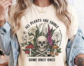 Camiseta Comfort Colors® Todas las plantas son comestibles, camiseta con calavera botánica, estética gótica de jardín y bruja, regalo perfecto.