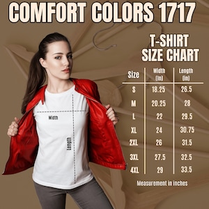 Może przedstawiać: Tabela rozmiar&oacute;w koszulek Comfort Colors 1717 przedstawiająca szerokość i długość w calach dla rozmiar&oacute;w od S do 4XL. Tabela zawiera wizualny przewodnik pokazujący, jak mierzyć szerokość i długość białej koszulki noszonej pod czerwoną kurtką.
