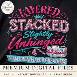 Puede incluir: Camiseta negra con un diseño gráfico que presenta las palabras "LAYERED STACKED Slightly Unhinged" en rosa y turquesa. También se muestra un brazalete y un colgante. El texto "TEAM CREATED FOR GREATNESS" está en la parte inferior.