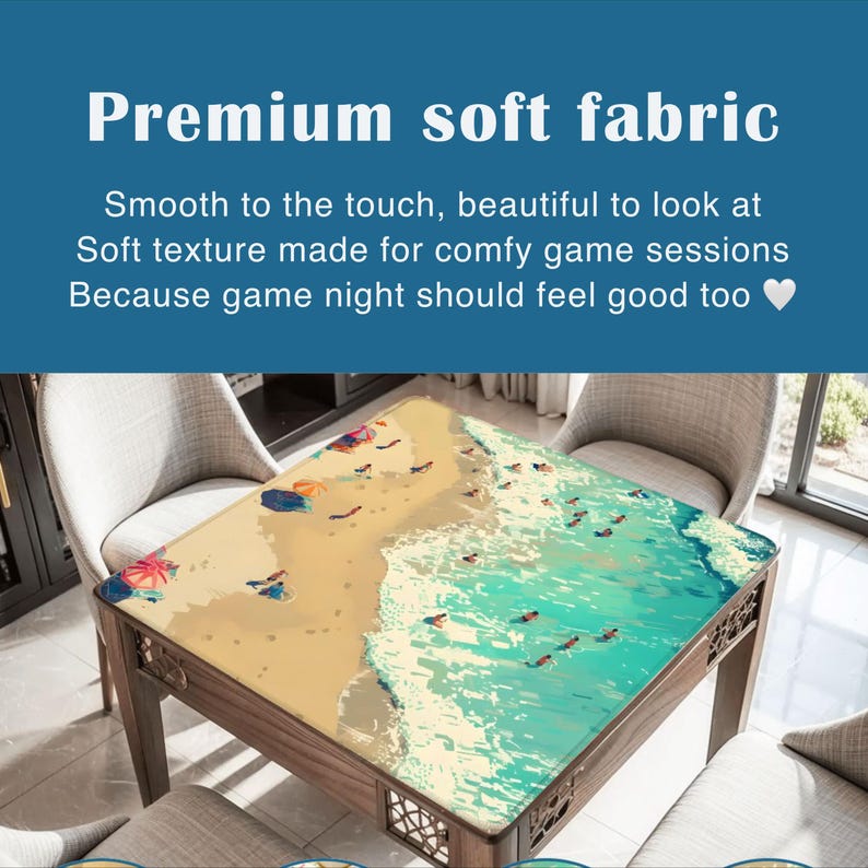 Peut inclure: Une nappe carr&eacute;e illustrant une plage avec du sable beige, des vagues turquoise et des parasols color&eacute;s. Le texte indique : Premium soft fabric. Smooth to the touch, beautiful to look at. Soft texture made for comfy game sessions. Because game night should feel good too.