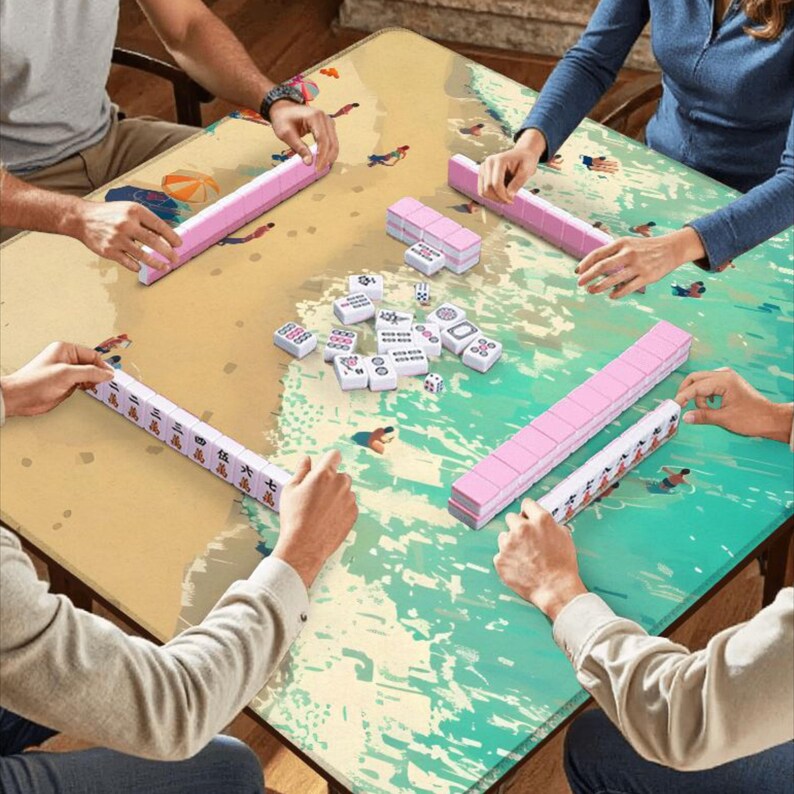Peut inclure: Un tapis de table de mah-jong carr&eacute; avec un imprim&eacute; de plage et d'oc&eacute;an dans des tons de beige, blanc et turquoise. Quatre joueurs sont dispos&eacute;s autour de la table, chacun avec une rang&eacute;e de tuiles de mah-jong &agrave; dos rose et un tas central.