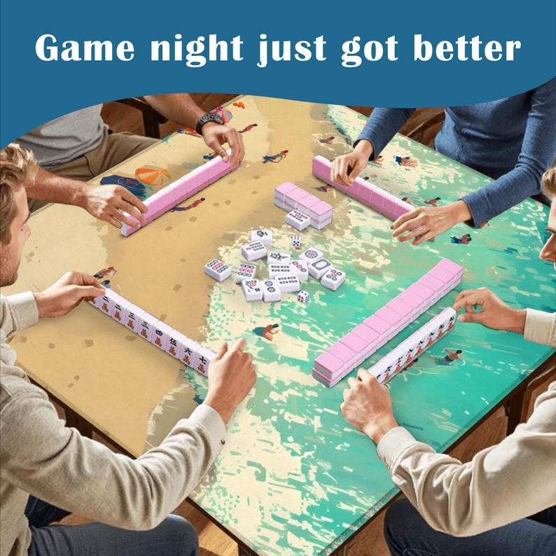 Peut inclure: Un tapis de table de mah-jong carr&eacute; illustrant une plage avec du sable et de l'eau turquoise, portant le texte Game night just got better. Quatre joueurs sont assis autour de la table avec des r&eacute;glettes roses et des tuiles blanches au centre.