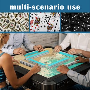 Peut inclure: Une table de jeu carr&eacute;e avec une surface &agrave; motif de carte beige et sarcelle, o&ugrave; quatre personnes jouent avec des tuiles bleu clair. La section sup&eacute;rieure montre des tuiles de mah-jong, des cartes &agrave; jouer et des dominos noirs avec le texte multi-scenario use.