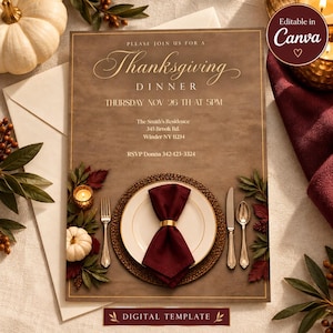 Könnte beinhalten: Eine Thanksgiving-Dinner-Einladungsvorlage auf braunem, strukturiertem Papier mit goldenem Text, der Please Join Us For A Thanksgiving Dinner Thursday Nov 26th at 5pm lautet. Enthält einen weißen Teller, eine bordeauxrote Serviette und Besteck.