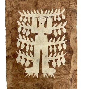 Può includere: Un'opera d'arte fatta a mano con carta ritagliata raffigurante una figura centrale con le braccia tese, circondata da un disegno ad albero con frutta. L'opera d'arte è nei toni del marrone e del crema, con una superficie di carta strutturata.