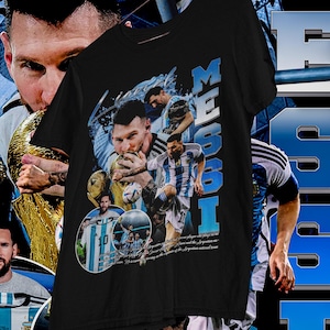 Könnte beinhalten: Schwarzes T-Shirt mit einer Collage von Lionel Messi, mit dem Wort "MESSI" in Blau. Das T-Shirt zeigt Messi mit einer Trophäe und in seinem argentinischen Nationaltrikot. Der Text unten ist unscharf.