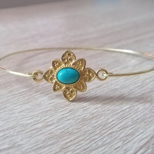 Peut inclure: Un bracelet jonc en or avec un motif floral décoratif serti d'une pierre turquoise.