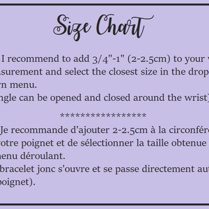 May include: Size chart for a bangle bracelet. It recommends adding 3/4 to 1 inch (2-2.5 cm) to your wrist measurement and selecting the closest size from the drop-down menu. The bangle can be opened and closed around the wrist. The text is also provided in French.
