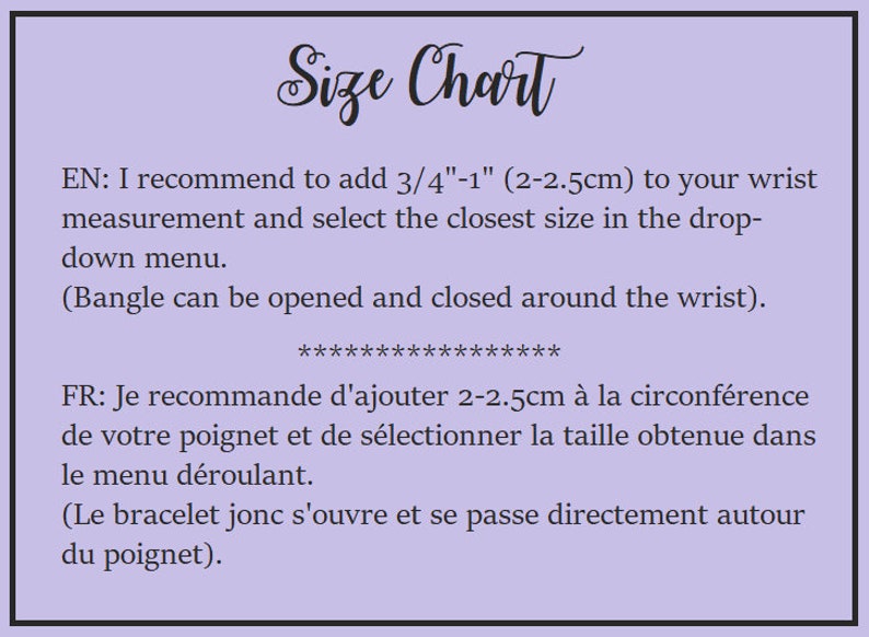 May include: Size chart for a bangle bracelet. It recommends adding 3/4 to 1 inch (2-2.5 cm) to your wrist measurement and selecting the closest size from the drop-down menu. The bangle can be opened and closed around the wrist. The text is also provided in French.