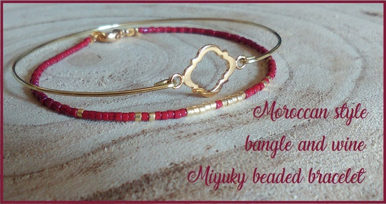 Puede incluir: Dos pulseras: una pulsera dorada y una pulsera de cuentas. La pulsera de cuentas es roja con detalles dorados. La pulsera dorada tiene un dije dorado decorativo. El texto en la imagen dice "Moroccan style bangle and wine Miyuky beaded bracelet."