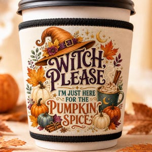 Op de afbeelding: Een beige koffiebekerhoes met een bruine heksenhoed, oranje en groene pompoenen, herfstbladeren en kaneelstokjes. De tekst luidt: WITCH PLEASE I'M JUST HERE FOR THE PUMPKIN SPICE. De hoes is voorzien van zwarte randen aan de boven- en onderkant.