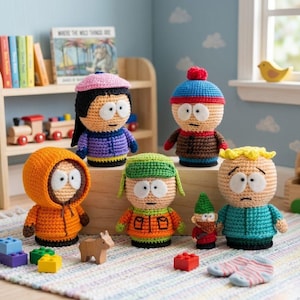 Puede incluir: Una colección de seis muñecos de ganchillo hechos a mano, cada uno representando un personaje de la serie animada. Los muñecos presentan expresiones faciales detalladas y visten sus trajes característicos. Los muñecos están expuestos sobre una alfombra colorida.