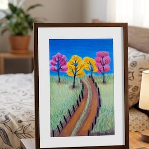 Pode incluir: Uma pintura de paisagem emoldurada apresentando um caminho de terra que serpenteia por um campo gramado em direção a quatro árvores com folhagem rosa e amarela sob um céu azul brilhante. Uma cerca preta contorna o caminho e a assinatura.