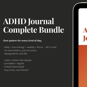 Könnte beinhalten: Werbebild für ein "ADHS Journal Complete Bundle". Der weiße Text auf dunklem Hintergrund beschreibt die Funktionen des Journals. Ein Tablet zeigt "ADHS Journal" mit einem orangefarbenen Farbverlauf.