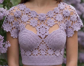 Jaga lavendeldrömmen En dag i livet I den perfekta estetiska handgjorda blommiga virkklänningen