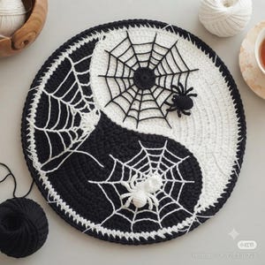 Patrón de ganchillo de telaraña Yin Yang espeluznante: idea de decoración gótica para el hogar.
