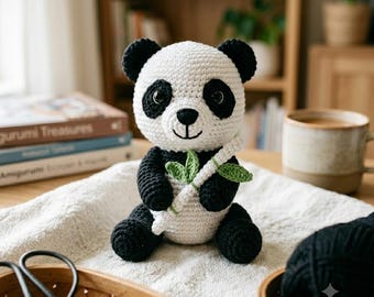 Virkad panda med bambumotiv – Unik amigurumi-plysch, gotisk månstjärnedesign, mjuk handgjord fiberkonst för samlare.