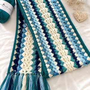 Handgehaakte sjaal in blauwe ombré-kleur met kwastjes | Comfortabele winterse nekwarmer