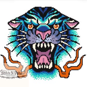 Puede incluir: Una ilustración en pixel art de una cabeza de pantera gruñendo en tonos azul, verde azulado y negro con ojos naranja brillante y nariz rosa. La pantera tiene colmillos blancos y bigotes largos. El texto Stitch N Poke Needlepoint aparece en la esquina.