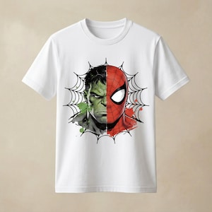 Op de afbeelding: Een wit T-shirt met korte mouwen en een grafische print op de borst. Het ontwerp toont een gespleten gezicht van de groene Hulk en de rode Spider-Man, gecentreerd in een zwart spinnenwebpatroon met groene en rode verfspatten als accenten.