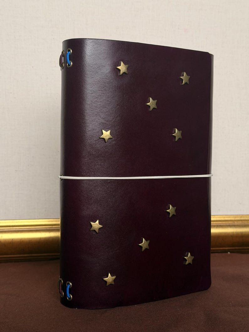 Läderomslag med journal, Field of Stars, nitar, designat med vegetabiliskt garvat läder, anteckningsboksomslag, B5 A5 A6, A7, trefaldigt, dubbelvikt, anpassat bild 6