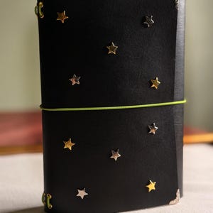 Läderomslag med journal, Field of Stars, nitar, designat med vegetabiliskt garvat läder, anteckningsboksomslag, B5 A5 A6, A7, trefaldigt, dubbelvikt, anpassat bild 2